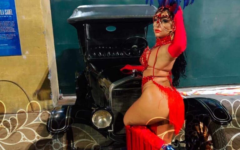 Musa da União da Ilha, Amanda Fernandes cai no samba em esquenta do carnaval