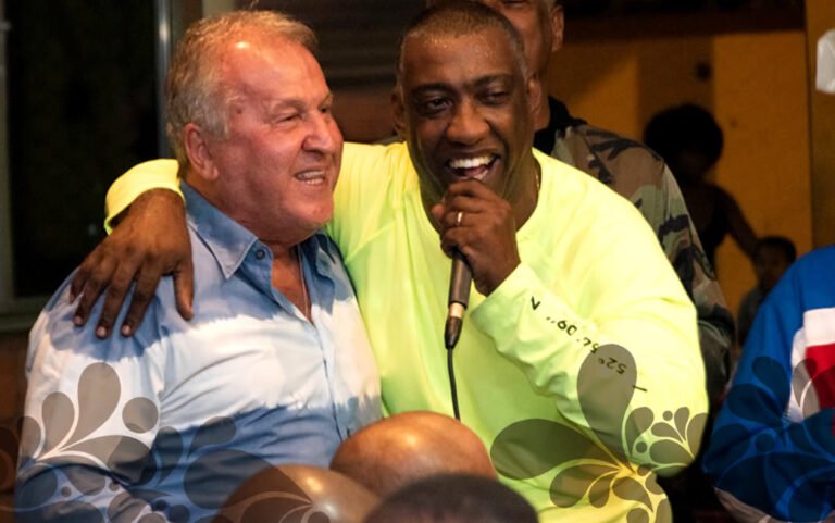 Zico inaugura ‘Bar do Galinho’ com muita cerveja, futebol e uma bela roda de samba