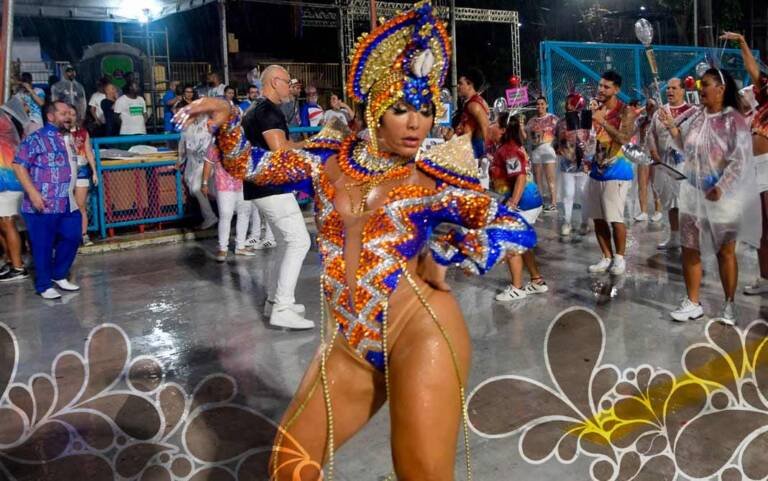 União da Ilha: Amanda Fernandes aposta em look africano de 10 mil pedras inspiradas em Beyoncé União da Ilha: Amanda Fernandes aposta em look africano de 10 mil pedras inspiradas em Beyoncé