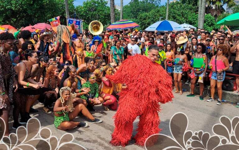 Blocos de rua: Artista da Zona Oeste do Rio é destaque com figurino inusitado
