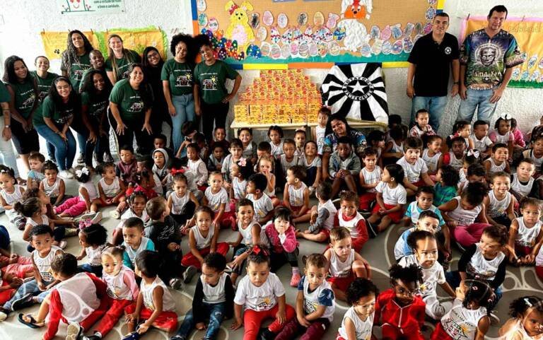 Samba e chocolate: Botafogo Samba Clube entrega chocolates em ação social de Páscoa