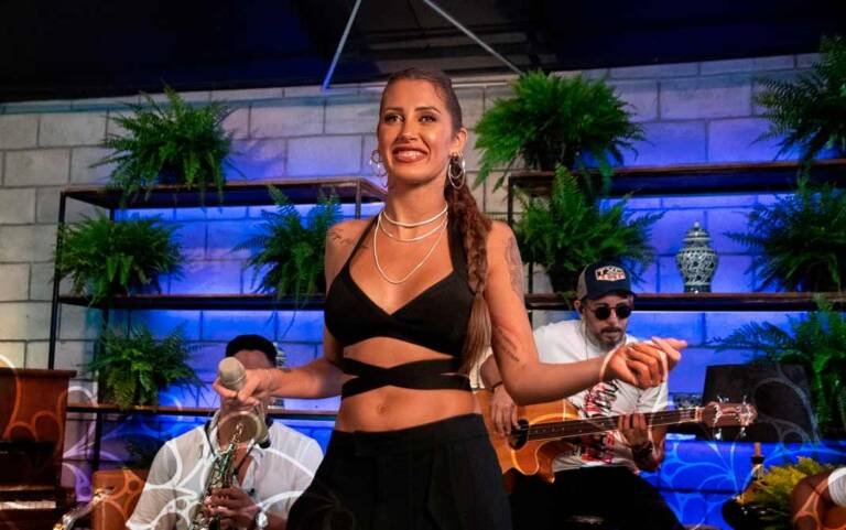 Cheiro de Amor lança primeiro EP com nova vocalista, “Prazer, Eu Sou o Cheiro (Parte I)”