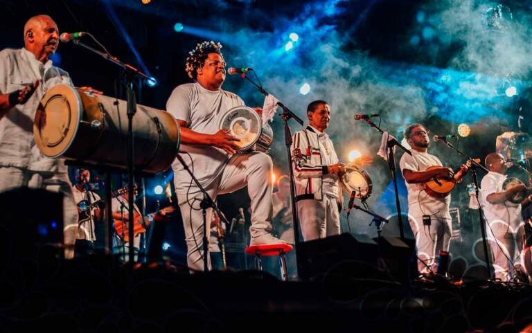 Grupo Fundo de Quintal faz show gratuito no Central Plaza Shopping Grupo Fundo de Quintal faz show gratuito no Central Plaza Shopping