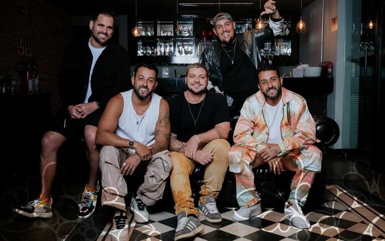 Grupo Vou Zuar recria alguns de seus maiores sucessos em novo audiovisual intimista Grupo Vou Zuar recria alguns de seus maiores sucessos em novo audiovisual intimista