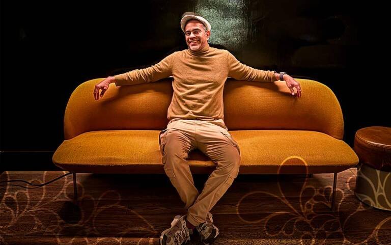 Jair Oliveira tral o molejo, o rebolado e a ginga em ‘Samba colado’