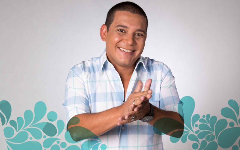 Para homenagear mães sambista Juninho Thybau canta Arlindo Cruz.