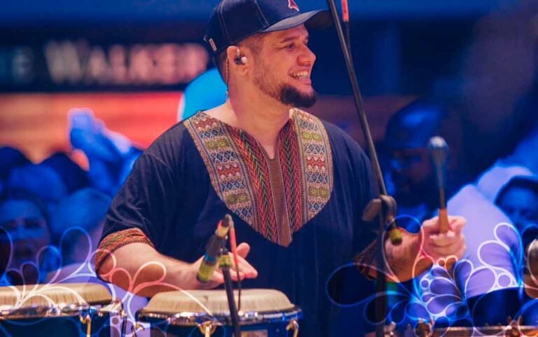 Mestre Macaco Branco e sua roda de enredo nos 90 anos do Teatro Rival Mestre Macaco Branco e sua roda de enredo nos 90 anos do Teatro Rival