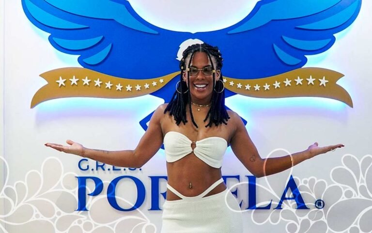 Marvvila visita o barracão da Portela pela primeira vez