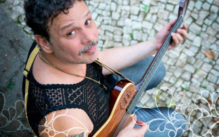Moyseis Marques celebra 25 anos de carreira e lança novo single “Sambaluz” anunciando a chegada do novo álbum Moyseis Marques celebra 25 anos de carreira e lança novo single “Sambaluz” anunciando a chegada do novo álbum