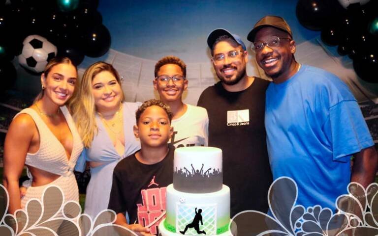 Mumuzinho e a esposa, Thainá Fernandes, festejam aniversário dos filhos do cantor ao lado da mãe e do padrasto dos meninos