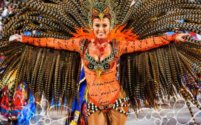 20 anos de Sapucaí: Musa, Tatiana Breia comemora com fantasia representando a educação