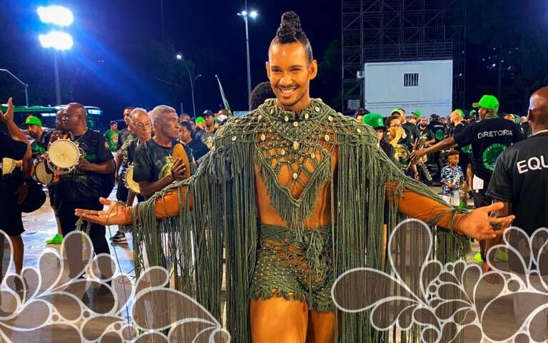 Rei de bateria: John Avelino pisa forte na Sapucaí