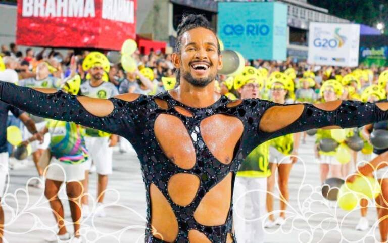 Ousado, John Avelino cai no samba em ensaio técnico na Marquês de Sapucaí