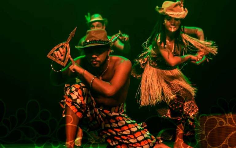 Oxóssi é caçador: Espetáculo infantil narra a história e exalta a cultura negra e o samba Oxóssi é caçador: Espetáculo infantil narra a história e exalta a cultura negra e o samba