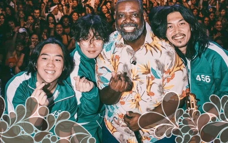 Péricles canta com Grupo de pagode coreano em show Péricles canta com Grupo de pagode coreano em show