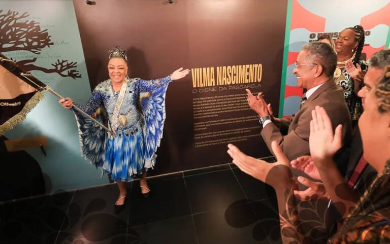 Abordagem racista sofrida por Porta-bandeira da Portela em Brasília, gera indignação Abordagem racista sofrida por Porta-bandeira da Portela em Brasília, gera indignação