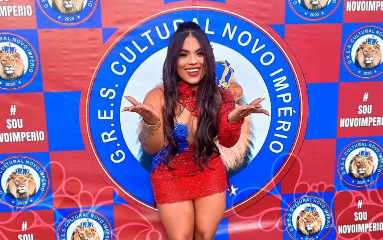 Rainha da escola, Caroline Lima marca presença na feijoada da vitória da Novo Império Rainha da escola, Caroline Lima marca presença na feijoada da vitória da Novo Império