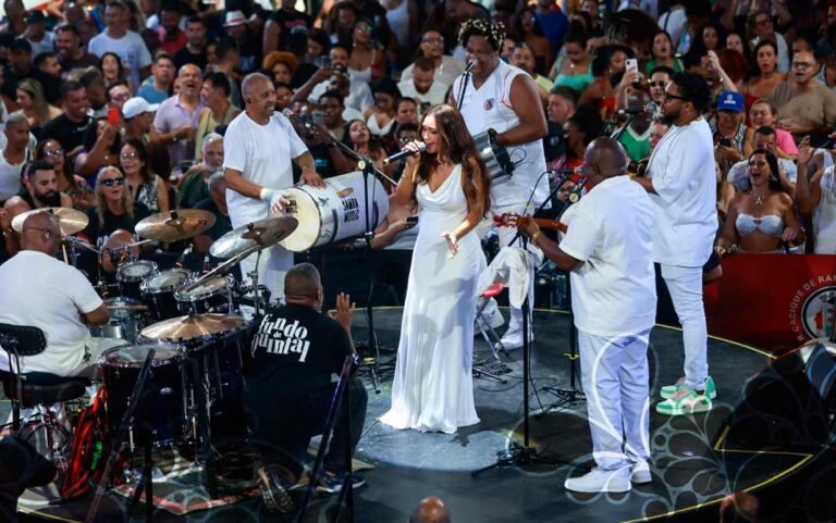 Cacique de Ramos: Karinah faz sua estreia no templo do samba a convite do grupo Fundo de Quintal Cacique de Ramos: Karinah faz sua estreia no templo do samba a convite do grupo Fundo de Quintal