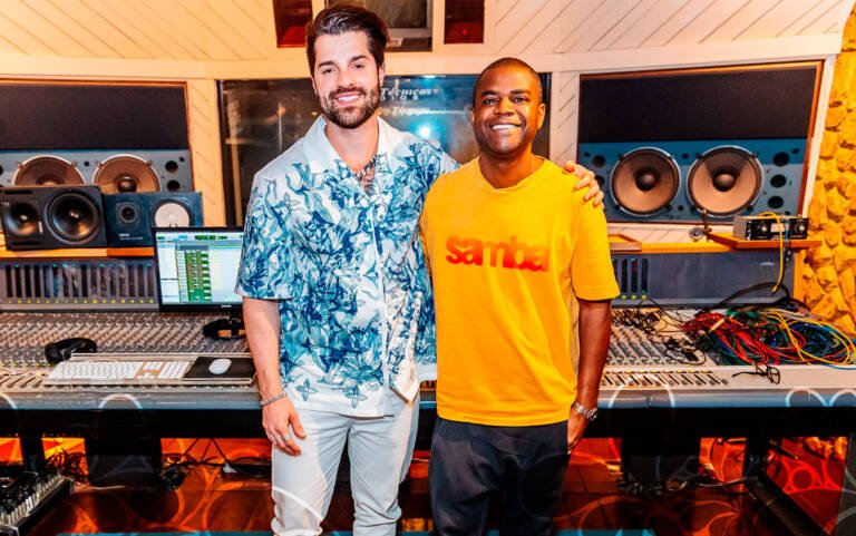 Alok brinca com o som da cuíca e se arrisca no samba ao lado de Pretinho da Serrinha