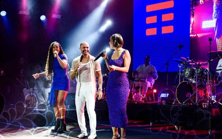 Diogo Nogueira em homenagem emocionante à Beth Carvalho faz o TIM Music Rio em Copacabana delirar