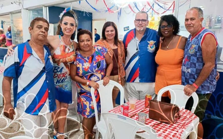 União da Ilha: Tatiana Breia curte feijoada com familiares e amigos