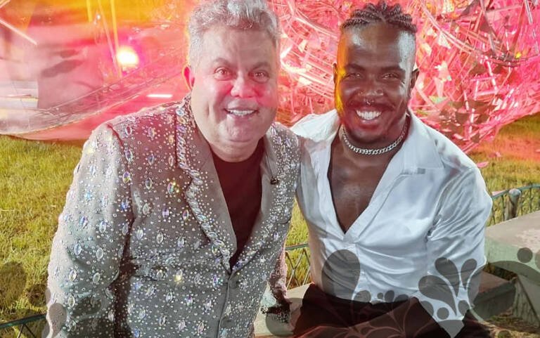 Presidente da Corte LGBTQIAP+ do Carnaval, fica noivo em visita ao Rio