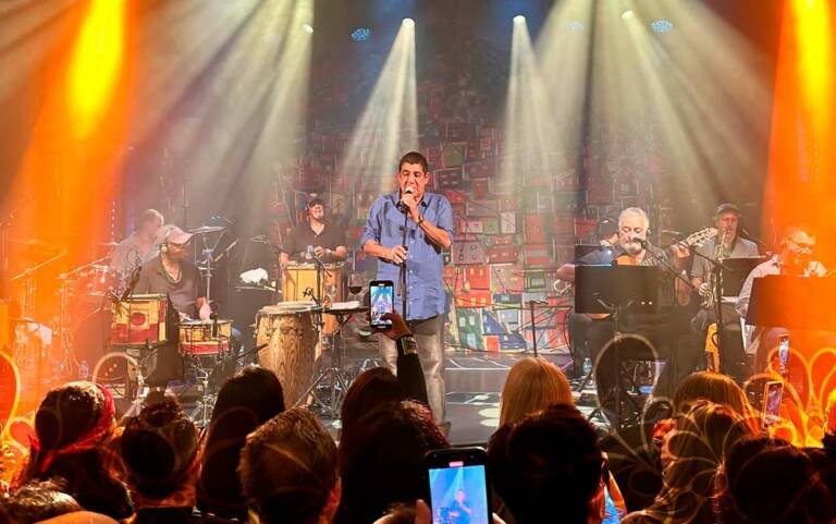 Zeca Pagodinho volta ao Brasil e faz shows em Porto Alegre e São Paulo
